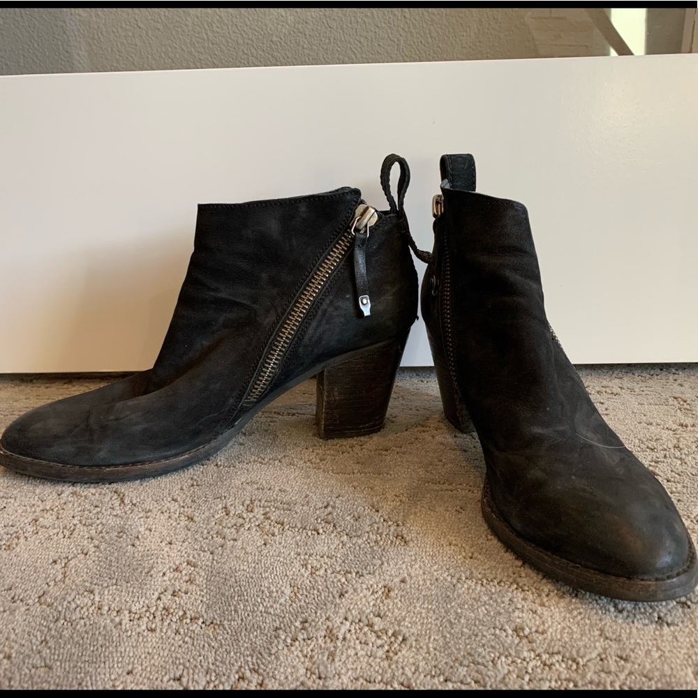 Paolo, black patten leather booties